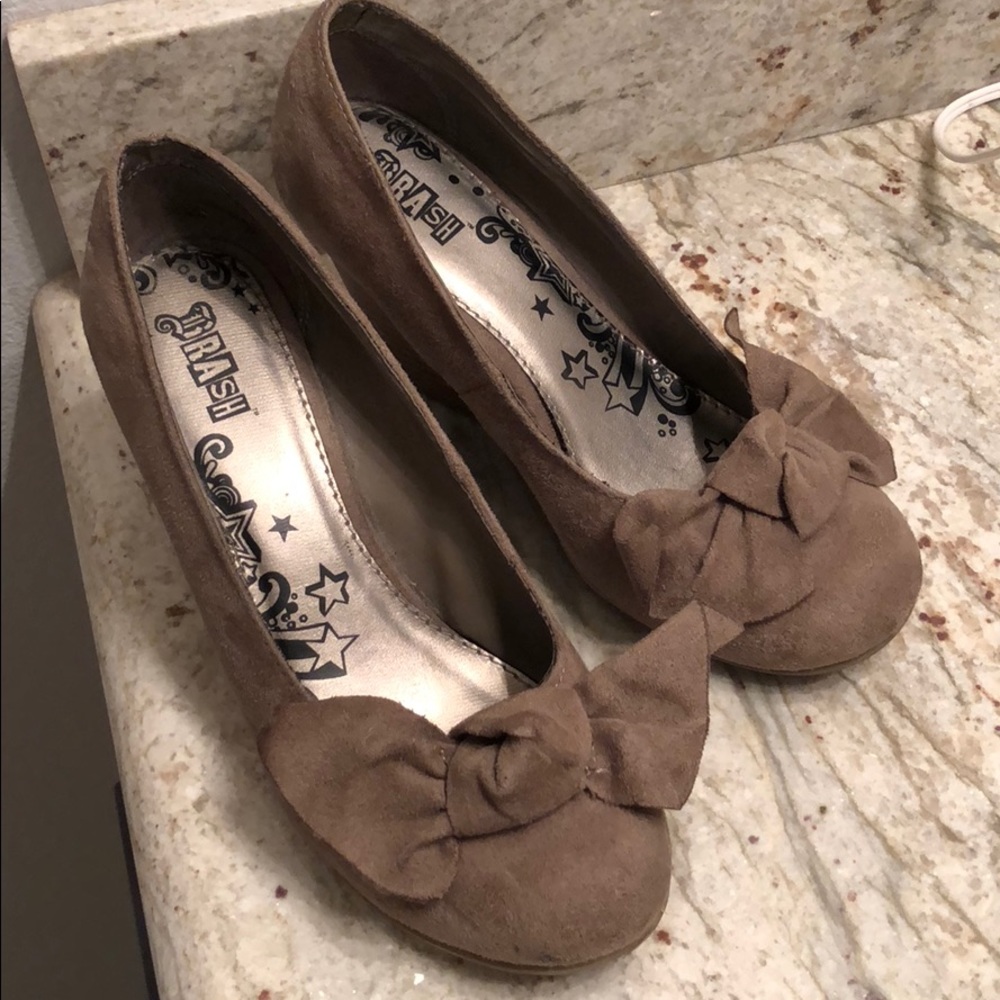 Tan faux suede wedge with bow